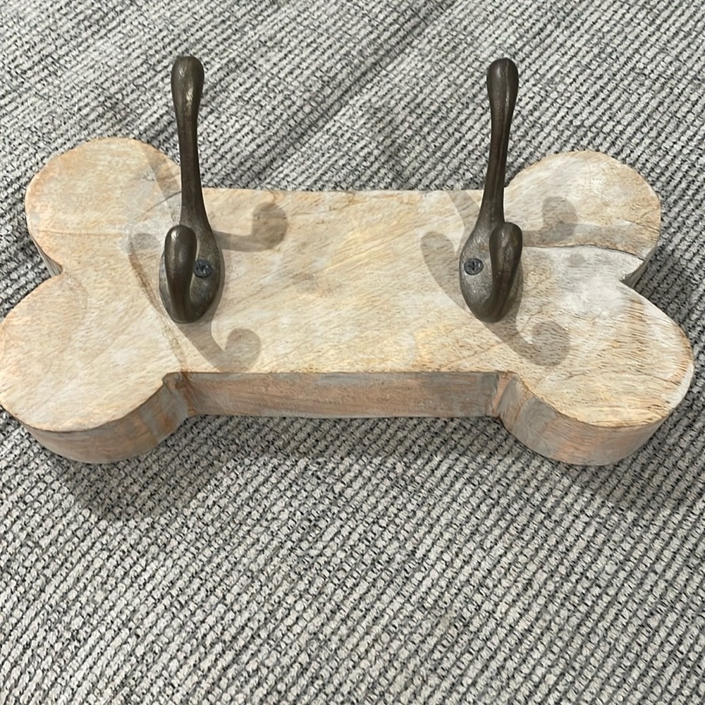 Dog leash holder